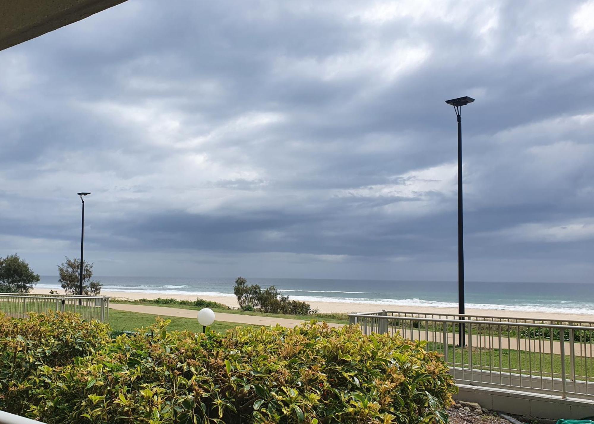 Pacific Surf Absolute Beachfront Apartments 골드코스트 외부 사진