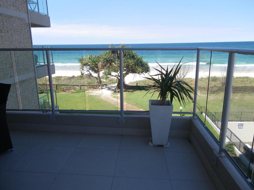 Pacific Surf Absolute Beachfront Apartments 골드코스트 객실 사진