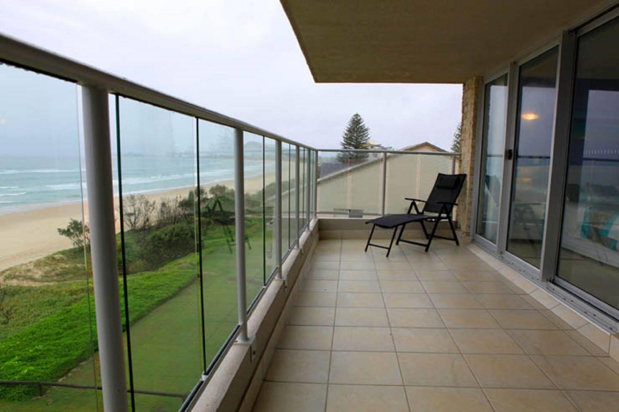 Pacific Surf Absolute Beachfront Apartments 골드코스트 외부 사진